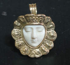 medalla de marfil tallado y oro