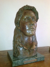 cabeza de mujer en bronce