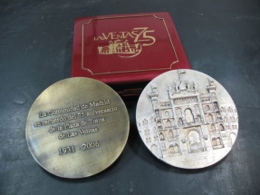 medallones de plata y bronce estuchados