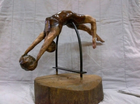 gimnasta fundida en bronce