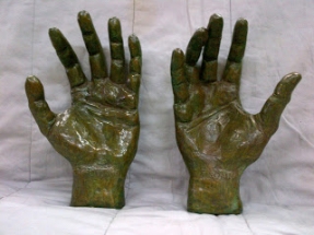 manos de bronce